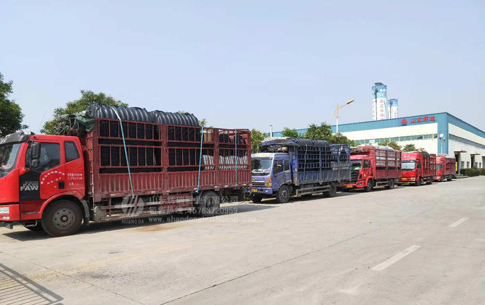 加快新農(nóng)村旱廁改造，六車(chē)三格化糞池集中發(fā)貨