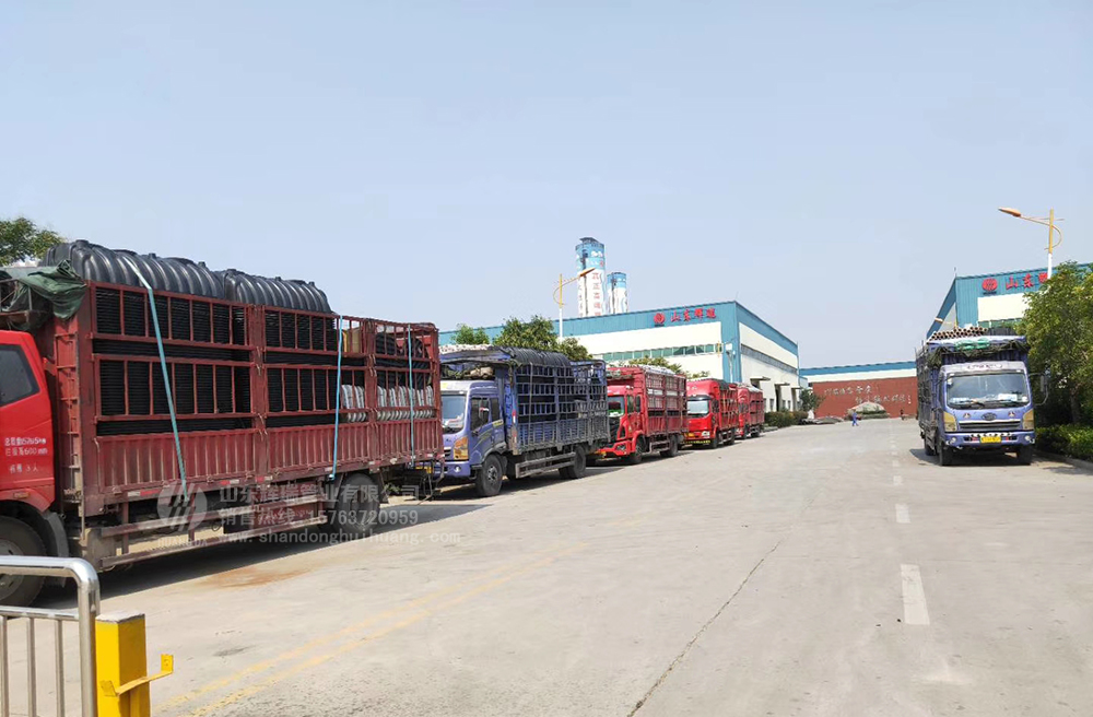 加快新農(nóng)村旱廁改造，六車(chē)三格化糞池集中發(fā)貨
